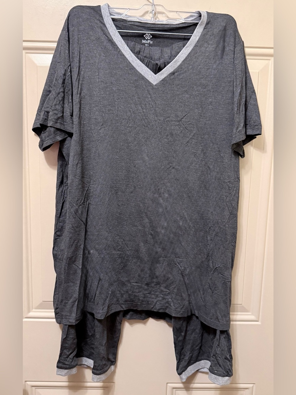 MoFiz Charcoal V-Neck Short Sleeve Tee and Capri Bottoms Pajama Set Size Large